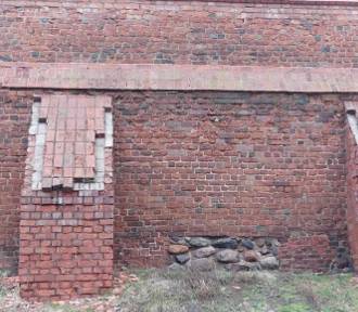 Czytelnik: Czemu sypiący się od 2021 r. mur obronny w Chełmnie nie został naprawiony?