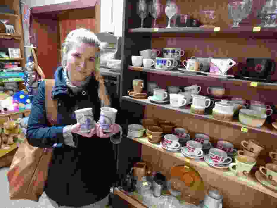 - Porcelana tułowicka bardzo mi się podoba. „Nowe” kubki to od dziś część mojej kolekcji - mówiła Maria Szczałba z Opola, którą spotkaliśmy w Graciarni.