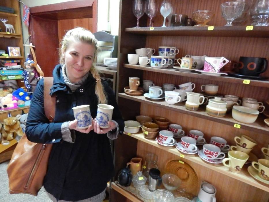 - Porcelana tułowicka bardzo mi się podoba. „Nowe” kubki to od dziś część mojej kolekcji - mówiła Maria Szczałba z Opola, którą spotkaliśmy w Graciarni.