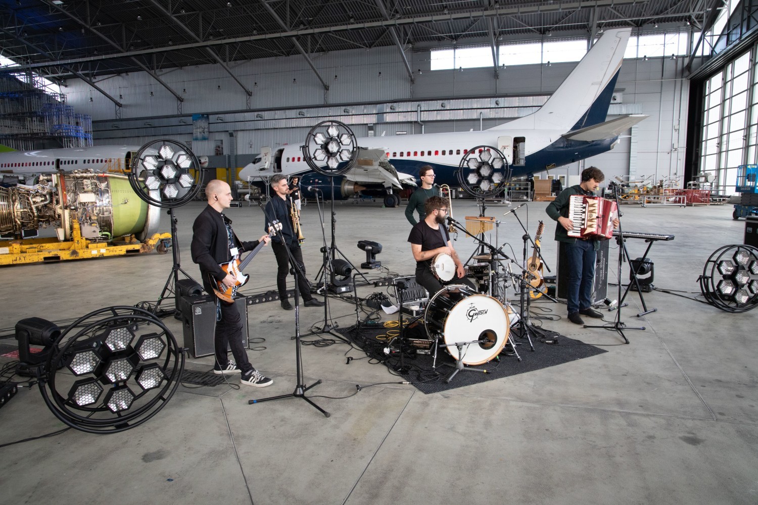 Zdjęcia z przygotowań i koncertu The Freeborn Brothers w hangarze Linetech