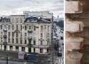W warszawskiej kamienicy odkryto zamurowany skarb. Był ukryty przez lata, a mieszkańcy nie mieli pojęcia. Co teraz się z nim stanie?