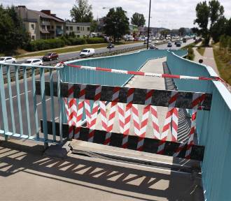 Kładka nad al. Prymasa Tysiąclecia uszkodzona. Niepełnosprawni i rowerzyści już nią nie przejdą 