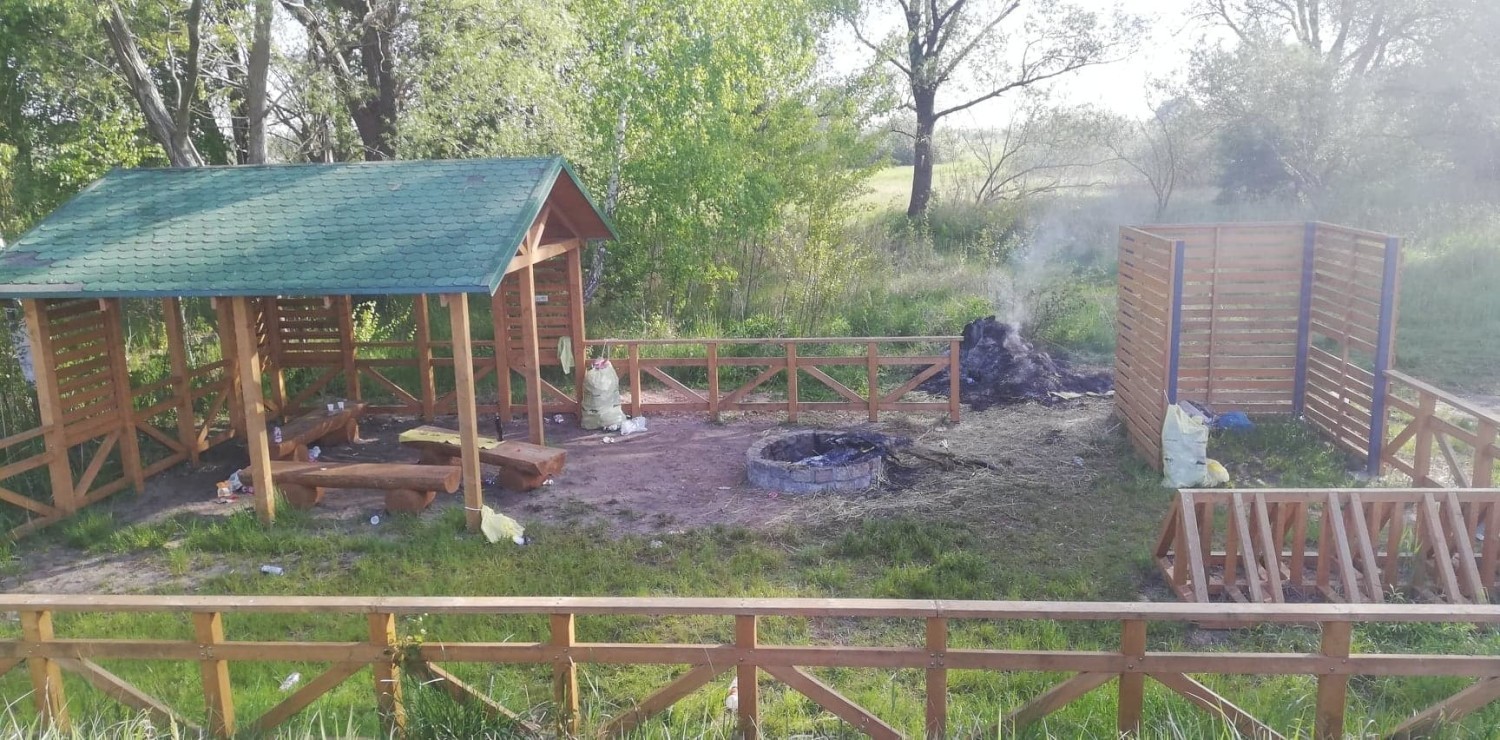 Tak wyglądał zakątek wodny dla małego sprzętu pływającego - Zakątek Chełszcząca - po nocnej imprezie w weekend, zorganizowanej najpewniej przez kilkanaście osób