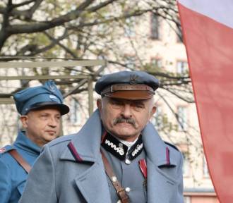 Marszałek Piłsudski dotarł na Ochotę. Warszawiacy wspólnie odśpiewali hymn państwowy