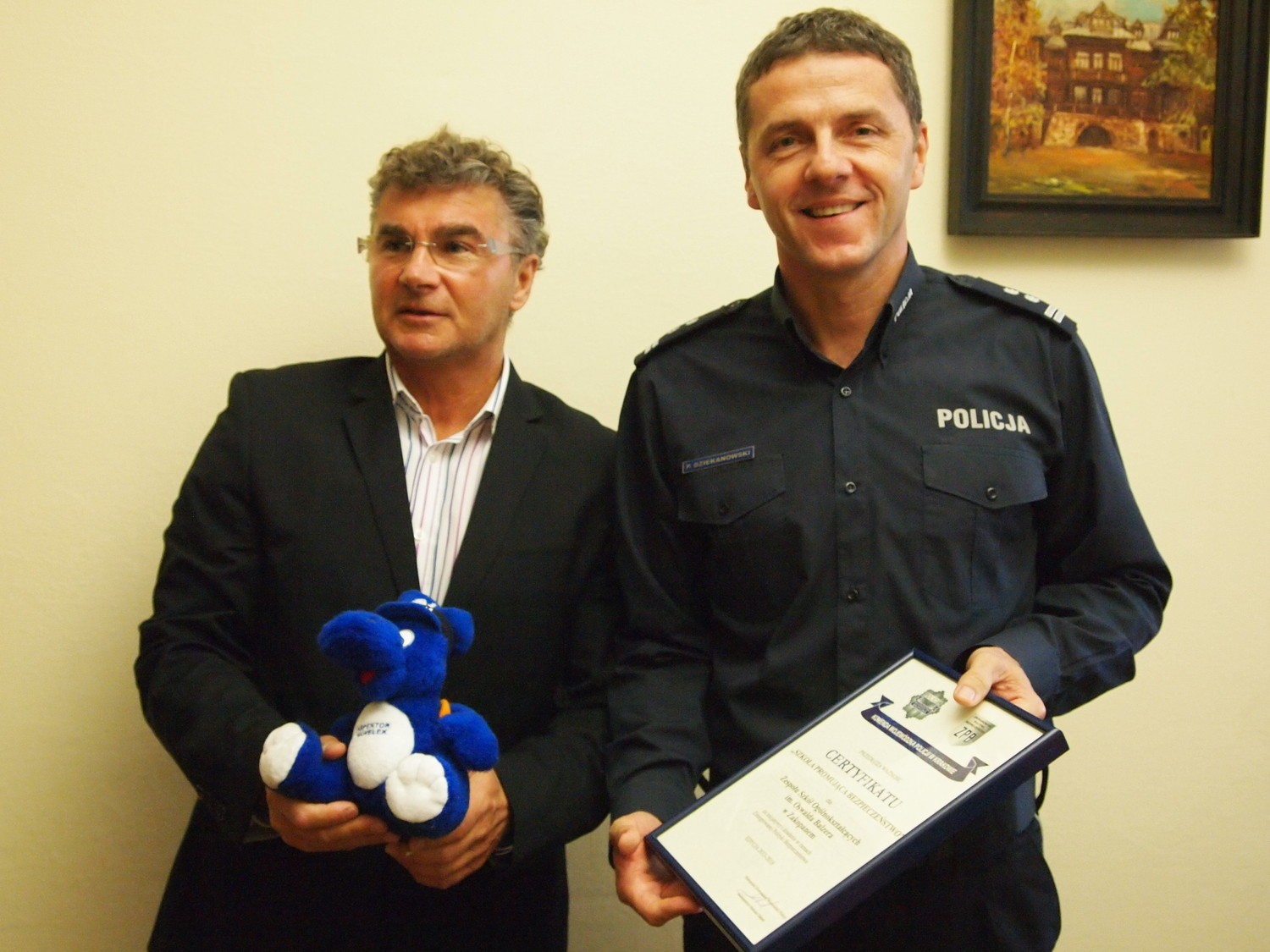 Piotr Dziekanowski, wicekomendant policji w Zakopanem, wręcza certyfikat dyrektorowi Markowi Donatowiczowi