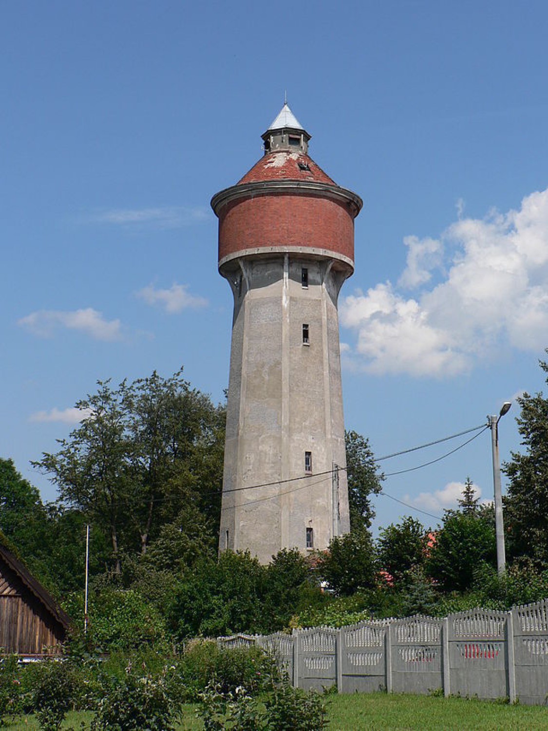 Kolejowa wieża ciśnień w Olsztynku została wybudowana w 1935 roku