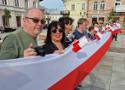 Dzień Flagi Rzeczypospolitej Polskiej w Piotrkowie. Mieszkańcy rozwinęli olbrzymią biało-czerwoną flagę w Rynku Trybunalskim. ZDJĘCIA