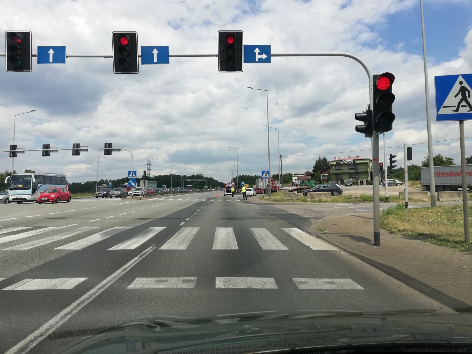 Porsche wbiło się w naczepę ciężarówki