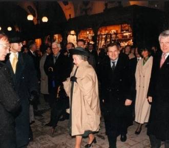 27 lat temu Elżbieta II odwiedziła Kraków. Witały ją tłumy mieszkańców