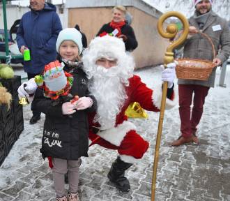 Mikołaje w Żaganiu! Rozdawali balony i lizaki dla dzieci!