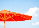 Jaki parasol na taras lub balkon wybrać? To tani i najlepszy sposób na upał! 