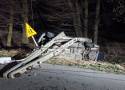 Wypadek w Strzelcach pod Namysłowem. Pijany 24-letni kierowca bmw uderzył w betonowy słup napowietrznej sieci energetycznej