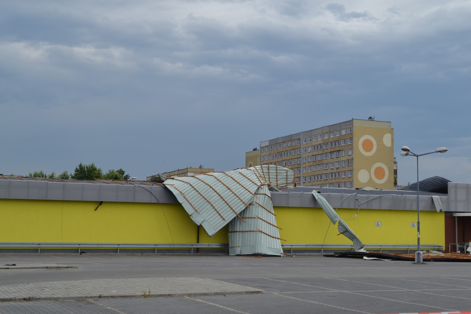 Zerwany dach Biedronki w Rybniku