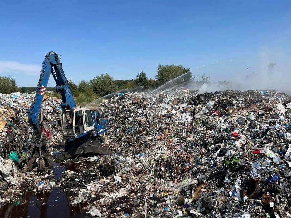 Akcja gaszenia pożaru śmieci na terenie firmy recyklingowej w Rawiczu (19.07.2022)
