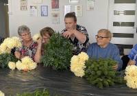 Seniorzy z gminy Wierzbica tworzyli piękne stroiki pod okiem florystki