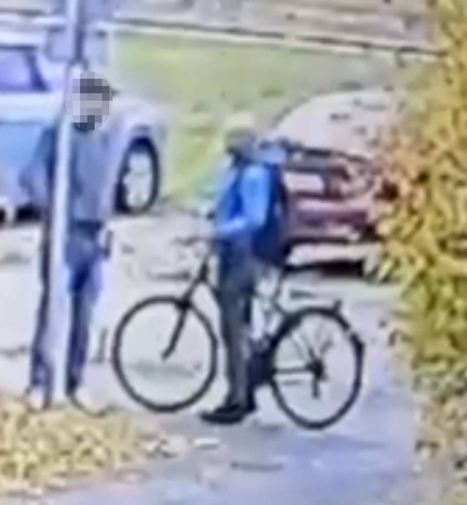 Rowerzysta, który zaatakował dwie osoby przedmiotem przypominającym maczetę