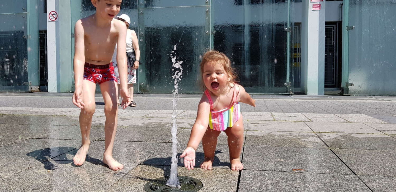 Szaleństwo w kieleckich fontannach i kurtynach wodnych! W niedzielę mnóstwo osób szukało ochłody (ZDJĘCIA)