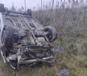 Kierowca z Ukrainy zginął na A1 koło Tuszyna. Jego auto dachowało. ZDJĘCIA