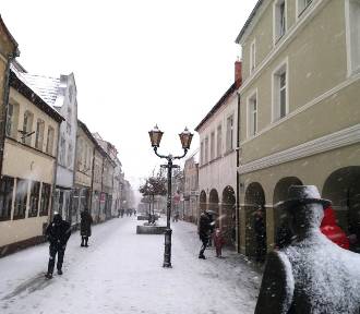 Zima na ulicach i chodnikach Darłowa. Grudniowe zdjęcia z kurortu nad Bałtykiem