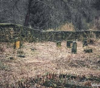 Na sprzedaż kościół i mroczny cmentarz, jak z filmu "Imię róży". 35 km od Wałbrzycha
