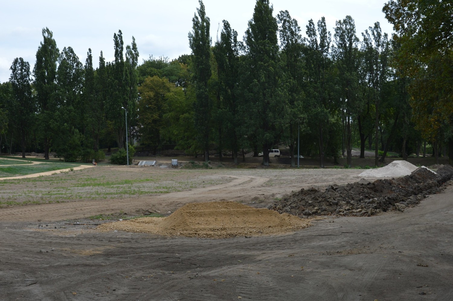 Na terenie drugiej części parku w ramach rewitalizacji wykonane są już ścieżki, a ekipy remontowe pracują nad budową jeziorka, w które ma być atrakcją parku