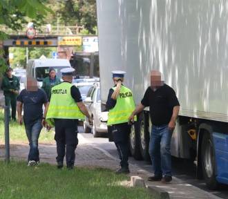 Utrudnienia w ruchu drogowym we Wrocławiu: ciężarówka zaklinowała się pod wiaduktem
