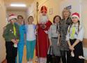 W Szpitalu Powiatowym w Pińczowie chorych odwiedził święty Mikołaj. Dostali prezenty i błogosławieństwo. Zobacz zdjęcia