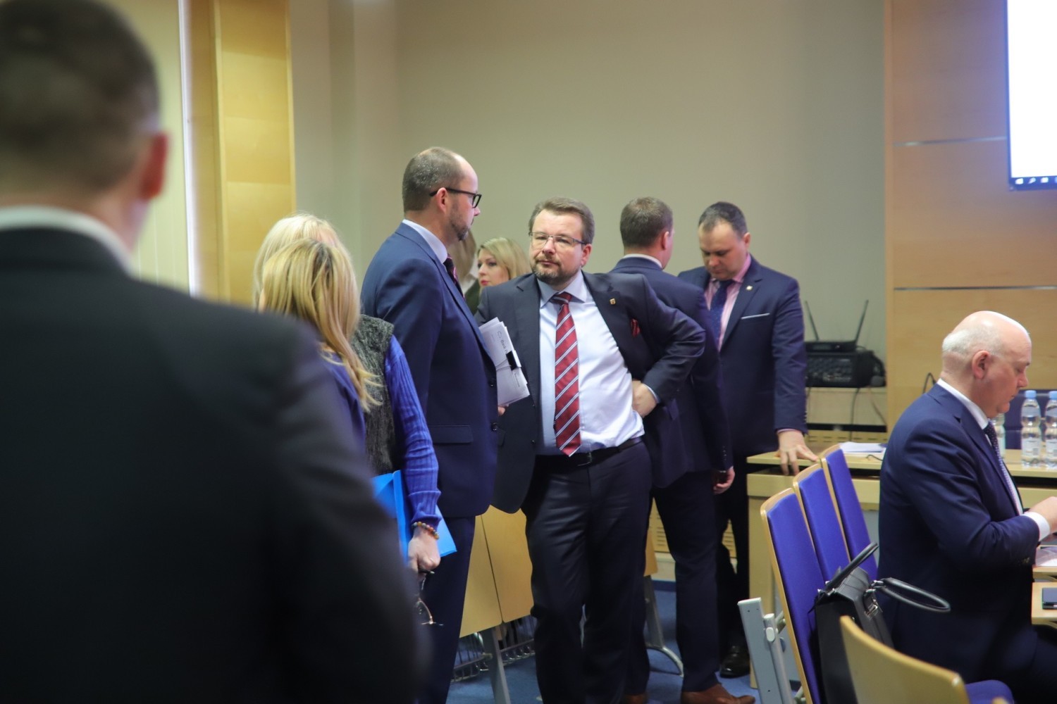 Do pierwszych spięć między radnymi opozycji, a rządzącym klubem PiS doszło już na początku sesji, gdy radna Iwona Lewandowska (KO) zaproponowała zdjęcie z obrad punku dotyczącego przyjęcia stanowiska w sprawie Karty