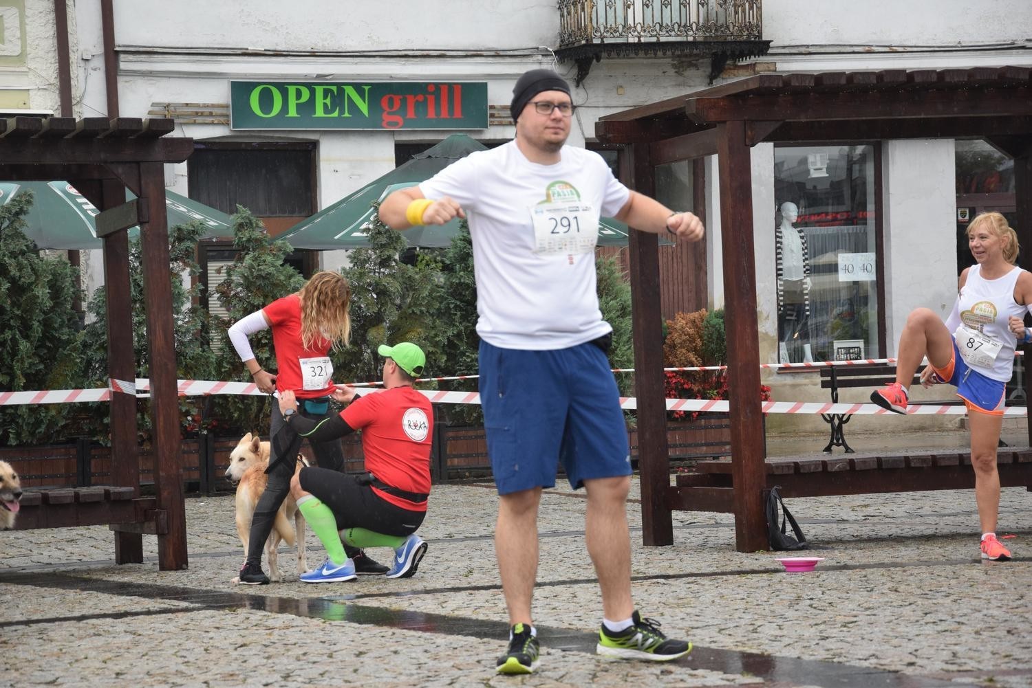 Blisko 300 biegaczy w deszczowych warunkach zmagało się z 10-kilometrową trasą, wiodącą po głównych arteriach Skierniewic