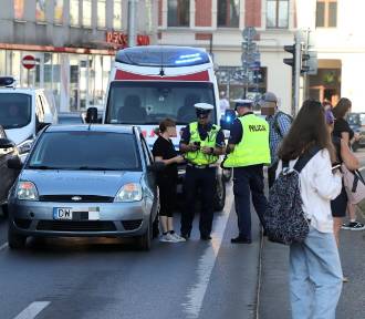 Groźny wypadek, samochód potrącił pieszą we Wrocławiu. Kobieta jest nieprzytomna
