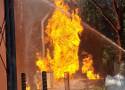 Potężny pożar gazu w Strzegomiu. Od kilku godzin strażacy walczą z płonącymi podziemnymi zbiornikami ZDJĘCIA, FILM