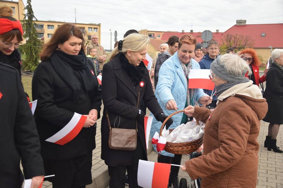 Ksiąski Marsz Niepodległości przeszedł ulicami miasta. Mieszkańcy Książa Wlkp. radośnie świętowali z okazji 11 listopada [zdjęcia]