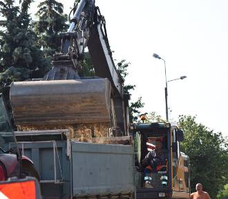 Trwa remont ulicy Żeromskiego w Sieradzu. Upał nie wstrzymuje prac ZDJĘCIA