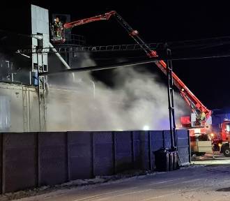 Pożar trocin i silosu w Kobylinie. Na miejscu działało 5 zastępów straży pożarnej 