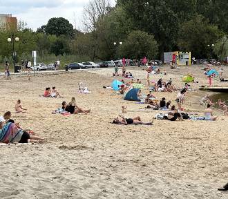 Pełno ludzi na plaży nad zalewem na Borkach. Nie brakowało amatorów kąpieli