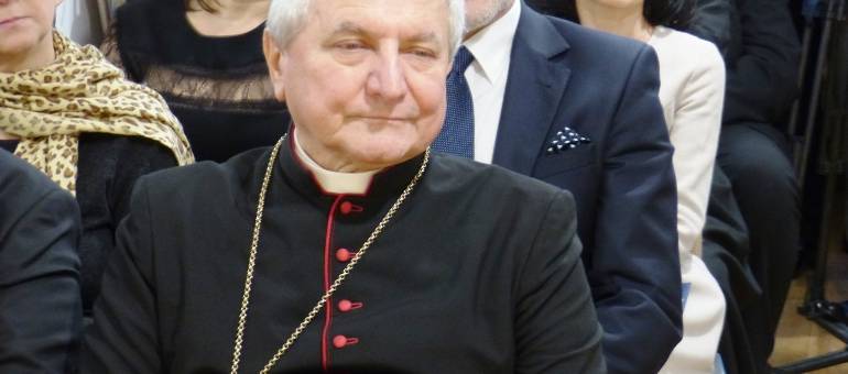Były biskup ukarany za tuszowanie pedofilii przebywa w Złoczewie mimo zakazu z Watykanu ZDJĘCIA