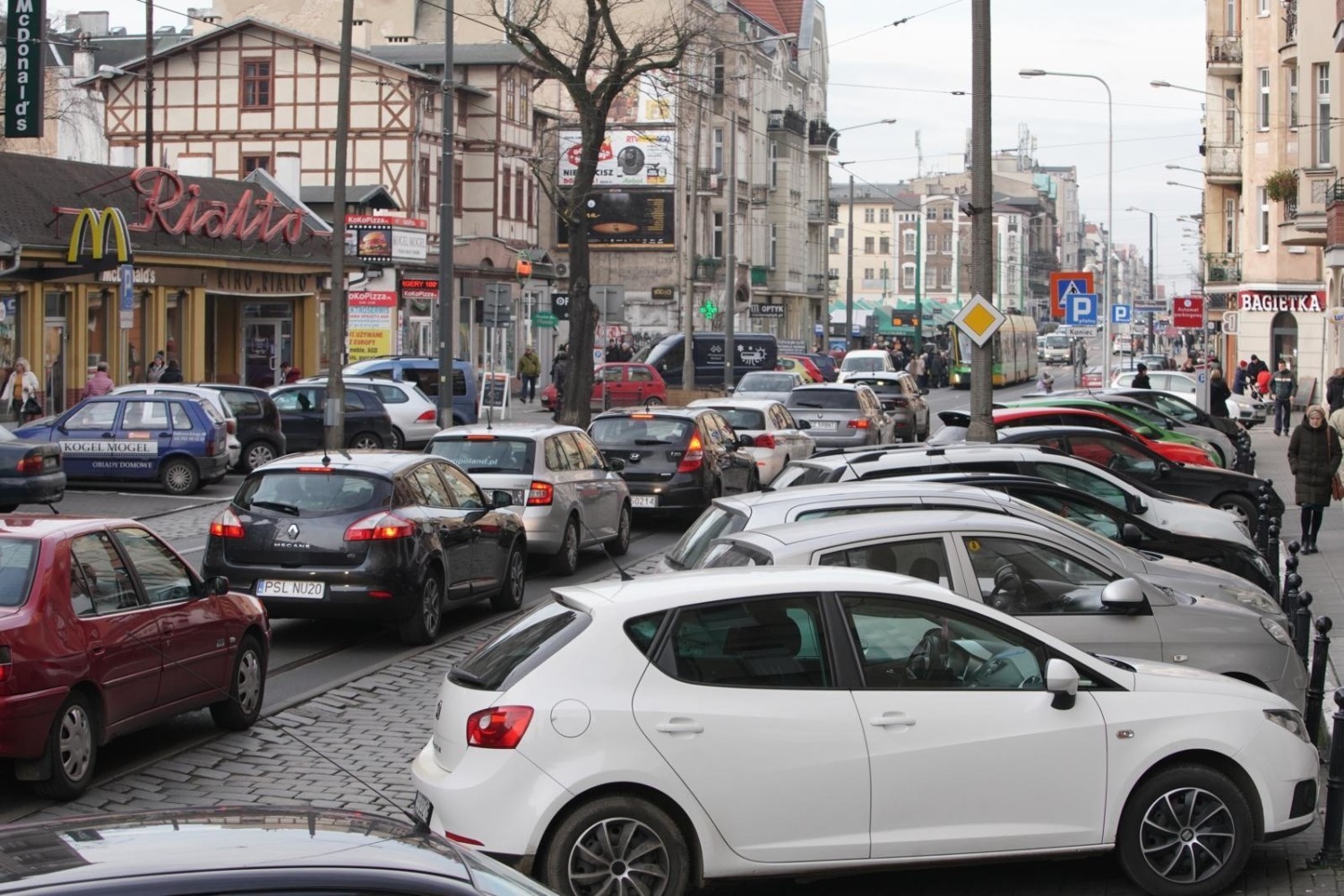 Niestety, drzew czy krzewów w swoim najbliższym otoczeniu nie uświadczą mieszkańcy Jeżyc