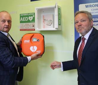 Gmina Wronki stawia na bezpieczeństwo i montuje defibrylator AED
