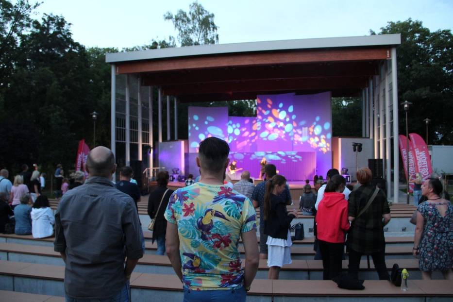 Mieszkańcy Ostrowa Wielkopolskiego przez całe lato uczestniczą w koncertach i seansach kina letniego odbywających się w zrewitalizowanym amfiteatrze 