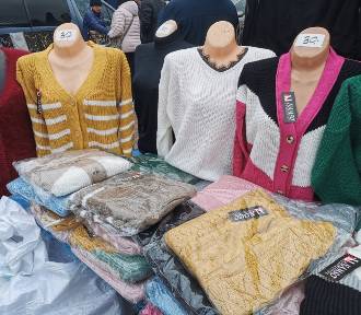Moda targowa w Chrzanowie. Gustowne płaszcze i ubrania z logotypami znanych marek