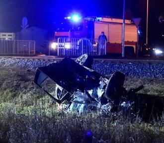 Wypadek na przejeździe kolejowym pod Wrocławiem. Samochód zderzył się z pociągiem 