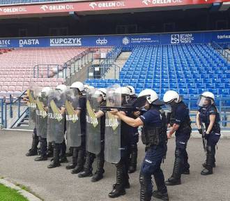 Policja na stadionie Wisły Kraków. Szkolenie z wyłapywania chuliganów i użycia broni