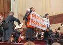 Aktywistki przerwały koncert w Filharmonii Narodowej. Weszły na scenę z transparentem. Orkiestra nie przestała grać