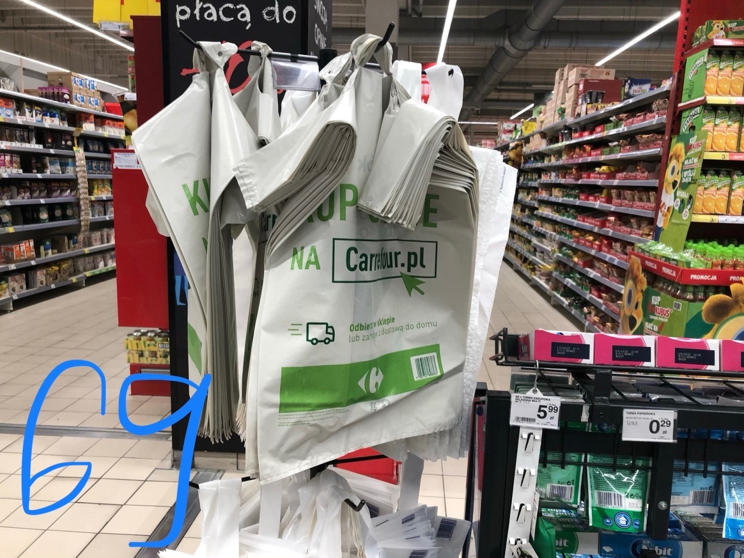 W Carrefour zapłacimy 69 groszy za najtańszą reklamówkę