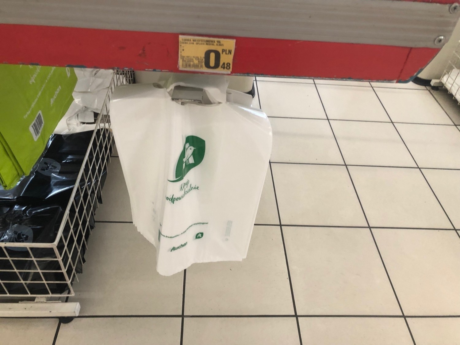 W Auchan zapłacimy najtaniej - bo 48 gorszy za małą reklamówkę