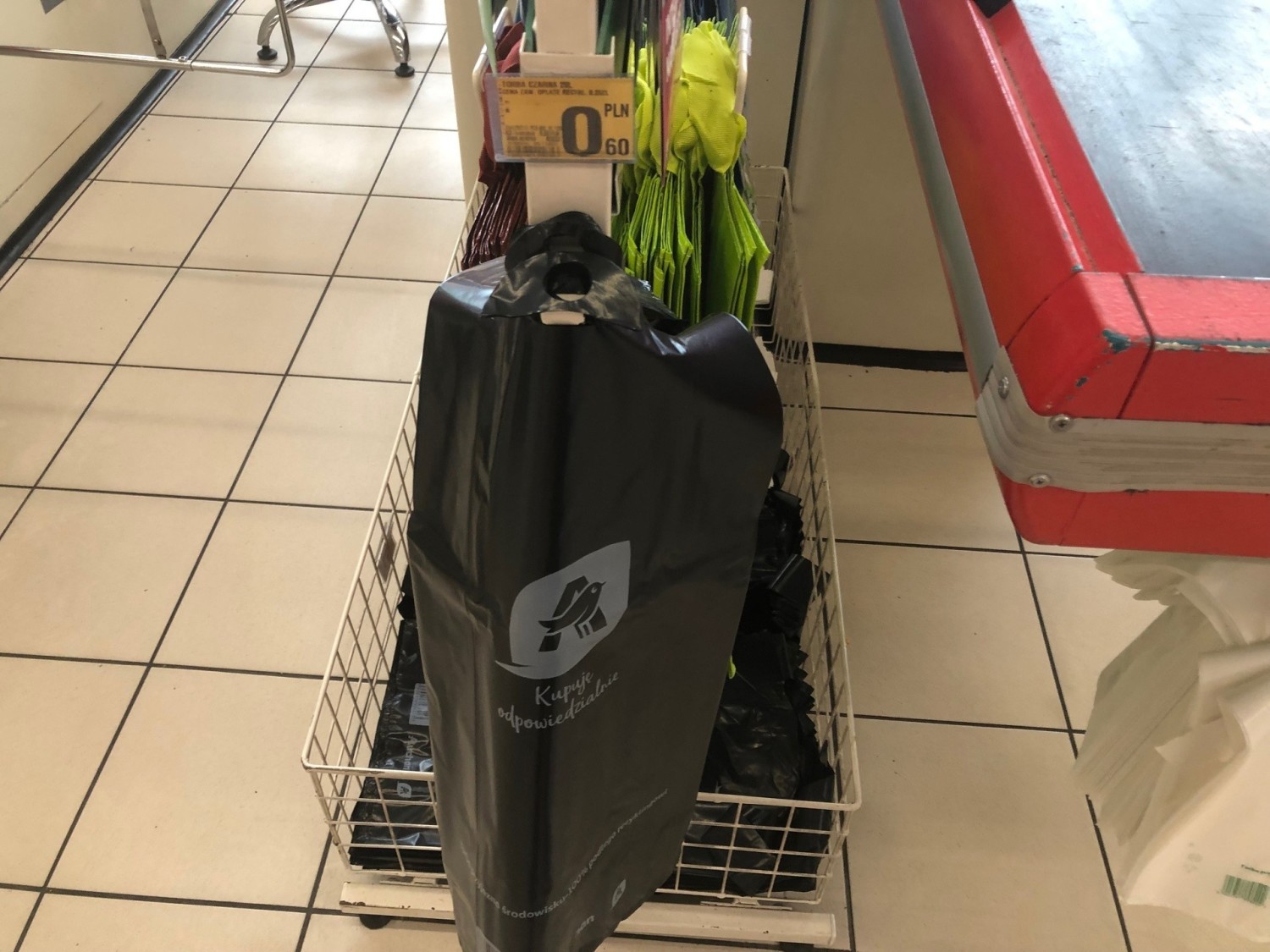 Za dużą czarną reklamówkę zapłacimy 60 groszy w Auchan