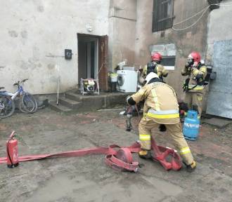 Pożar budynku w Sławnie. Z ogniem walczą strażacy. Zdjęcia - 24.01.2023