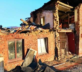 Tak wygląda dom po wybuchu gazu w Chełmży. Rower, wózek dziecięcy i ubrania w szafie