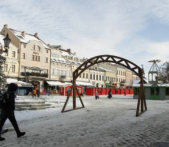 Dobiegają końca prace przy budowie miasteczka świątecznego w Rzeszowie [WIDEO]