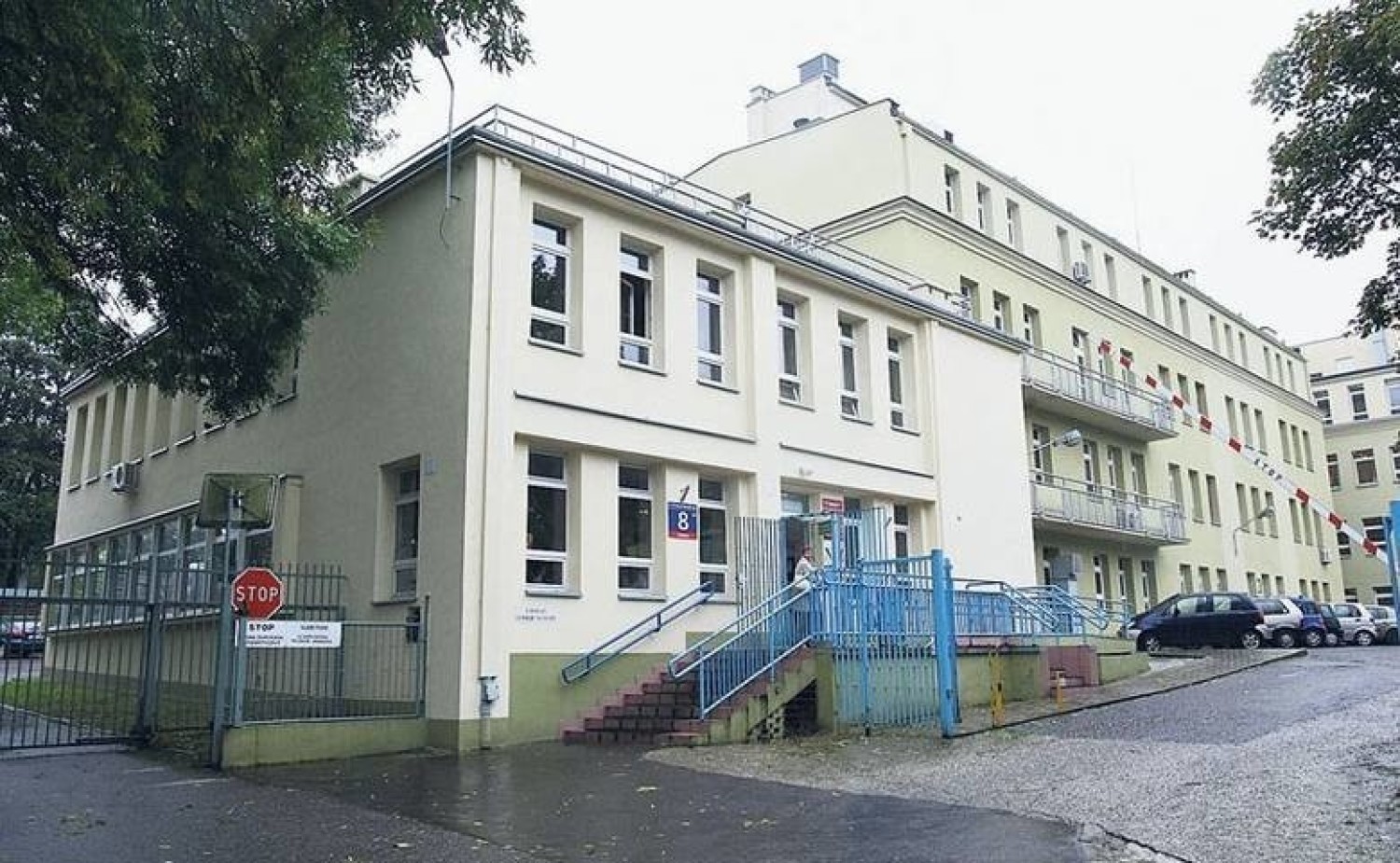 Z opisu na opakowaniu wynika, że 150 ml płynu rozcieńcza się w 3 lirach wody aby usunąć tłuste, spieczone zabrudzenia z różnego rodzaju powierzchni i przedmiotów typu grille, piekarniki, rożna
